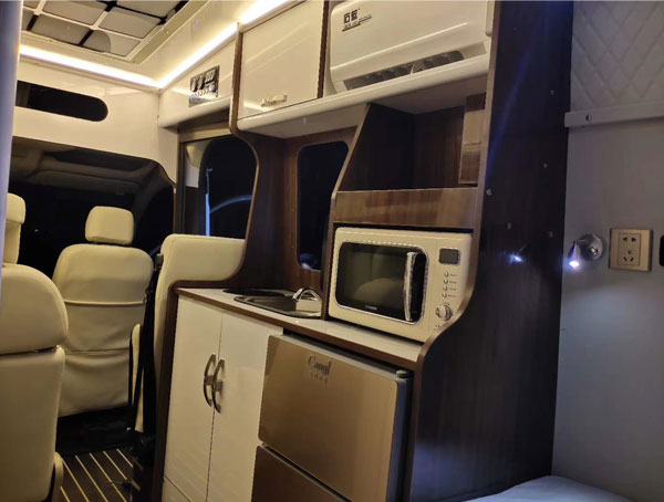 大通v90加長(cháng)軸高頂房車(chē)