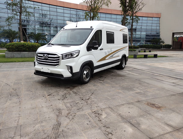大通v90加長(cháng)軸高頂房車(chē)