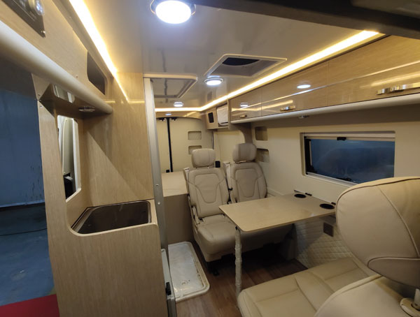 大通v90加長(cháng)軸高頂房車(chē)