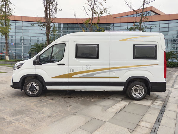 大通v90加長(cháng)軸高頂房車(chē)